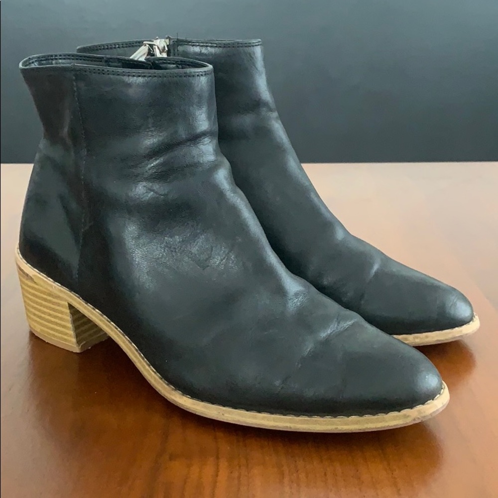 Clark’s Breccan Myth black leather ankle boots, 7